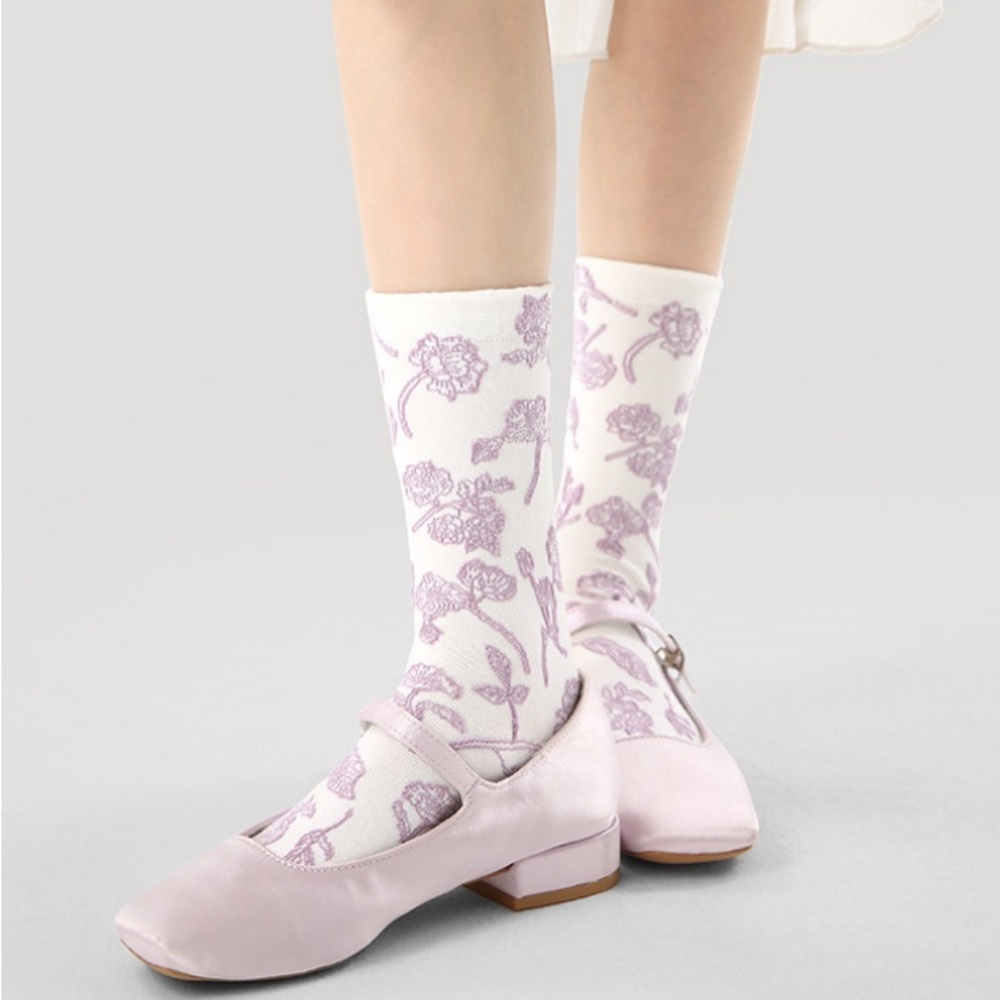 1 pair - White & Light Pink Floral Crew Socks